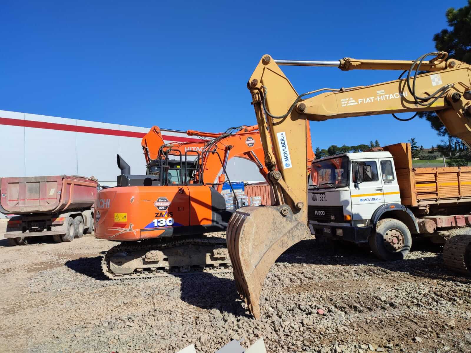 Escavatore-Hitachi130+Autocarro-Iveco-3-assi